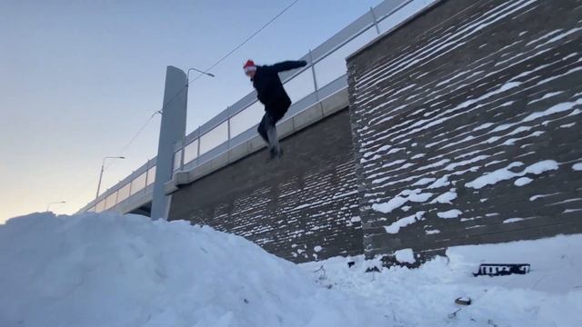 Колян Паркур перед НГ... / Опасные Прыжки в снег