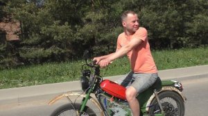 Электромопедос в движении. Со стороны.