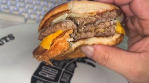 Тройной Чизбургер Три Сыра "Вкусно и точка/Макдональд?