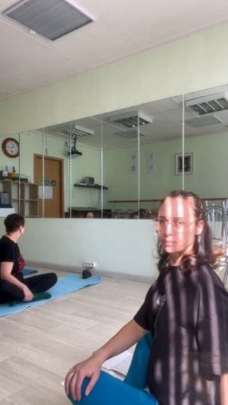 Телесная терапия: развороты влево — простое упражнение для разгрузки тела и ума 🧘♀️↩️