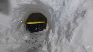 Делаю снежную пещеру для ночёвки.