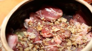 Говядина, тушеная с баклажанами в горшочках