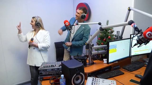 Музыкальный эфир на RADIO•R смотреть онлайн