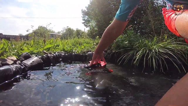 Машинки Игрушки - Красная Машинка ездит по воде, грязи смотреть онлайн