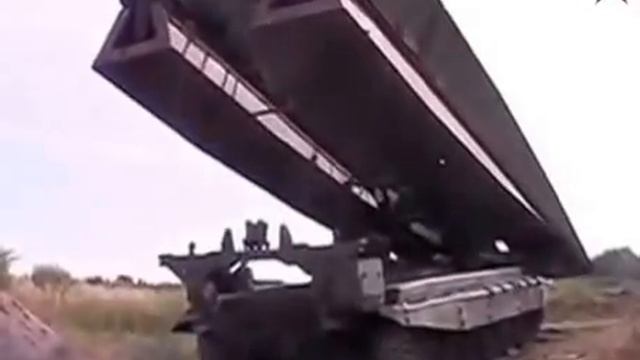 Российские танки преодолевают 15-метровые рвы на учениях «Восток-2014» смотреть онлайн