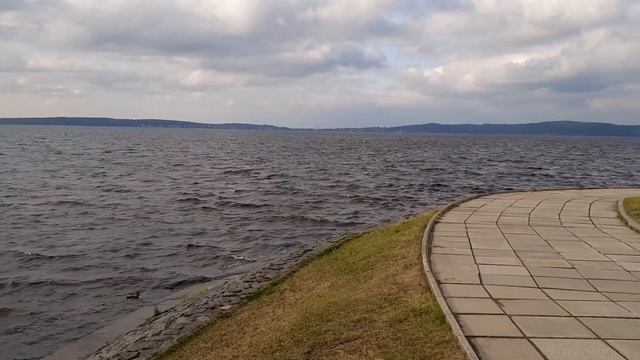 Вид на Онежское озеро с набережной в ветреную погоду смотреть онлайн