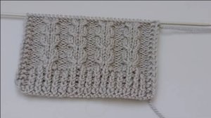 Узор спицами поворотными и круговыми рядами.