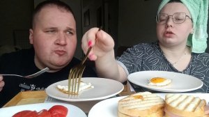 МУКБАНГ ГОРЯЧИЕ БУТЕРБРОДЫ, яичница и кофе / ОБЖОР зав?