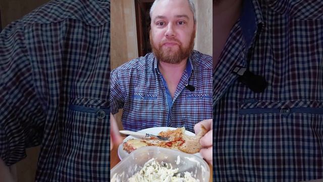 Макароны бантики с кетчупом и куриные отбивные с поми? смотреть онлайн