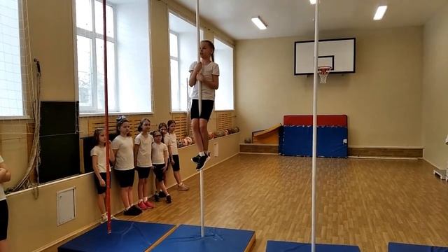 Лазание по шесту. Девочки 1-11класс. Мальчики 2 класс. смотреть онлайн