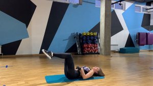 Поочередное опускание ног лежа