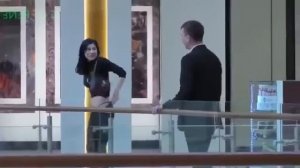 Девушка показывает сочные булочки в торговом центре