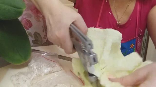 Как установить кнопки на застежке кукольного платья