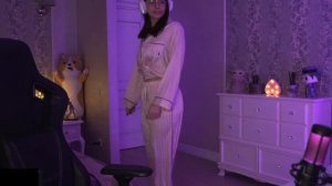 Уф трясет жопой перед камерой