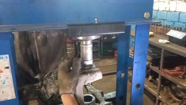 Грузовой автосервис сервис ASTRADE -  Выпрессовка  запрессовка шкворней на самосвал SHACMAN X3000