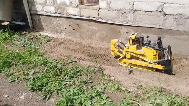 бульдозер на радиоуправлении Bruder убирает грунт смотреть онлайн