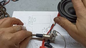 Разъём подключения пассивной колонки Edifier R2700.