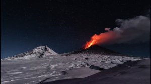 Камчатка: извержение вулкана Ключевская сопка, зимняя
