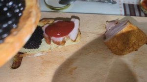 Ем бутерброды с чёрной икрой.