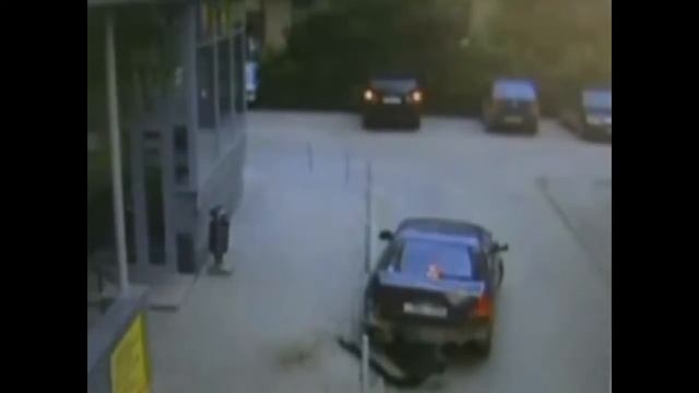 Бабы жгут! Женщины за рулём страшнее обезьяны с гранатой! смотреть онлайн