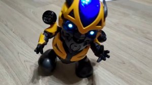 Трансформер Бамблби танцует под музыку.