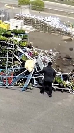 Сильным ветром снесло товар на рынке