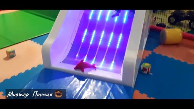 Детская комната: прижки на батуте, горка, футбол, тенн смотреть онлайн