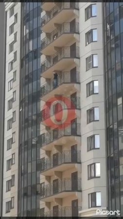 СБРОСИЛСЯ ВНИЗ: молодой человек спрыгнул с балкона высотки №130к1 на Московском проспекте.