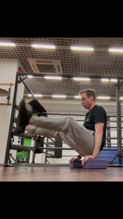 Tuck planche + L-sit