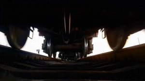 Камера под грузовым поездом. Тепловоз 2ТЭ10Л-2077. Дети с собакой смотрят поезд & Camera under trai