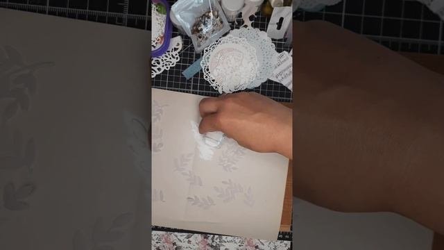Воздушные листочки из кальки с пудровым контуром (эмбоссинг)
