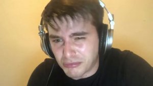 Парень стучащий по клавиатуре