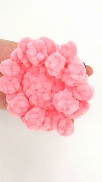 Осьминожка вязаная игрушка-брелок розовая с голубым