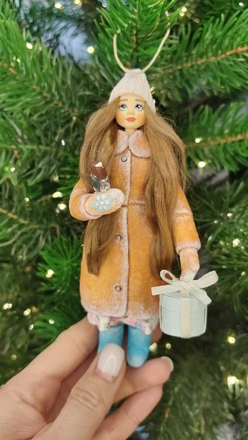 Ватная елочная игрушка «Девочка с подарком»
арт.ВИ95