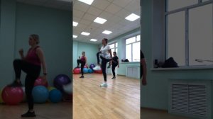 Тренировка на мышцы ног и ягодиц!