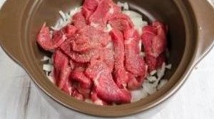 Говядина в луковом соусе