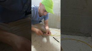 соединение двух проводов при помощи гильзы и пресса