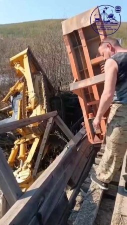 Бульдозер упал с моста Зея - Золотая Гора