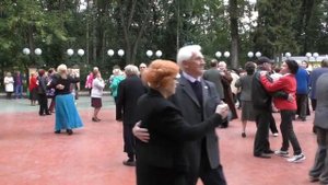ЙОШКАР-ОЛА .ТАНЦЫ В ПАРКЕ.2019."ПЕСНЯ СТАРОГО ИЗВОЗЧИКА" ?