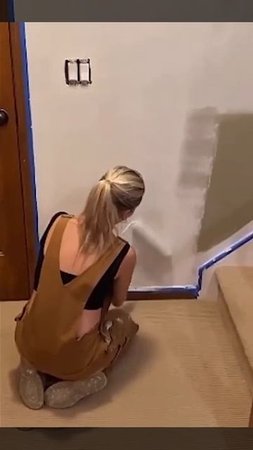 Жена красит тень