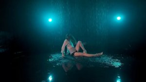Контемп под дождем
Dance under rain