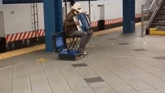 a musician in the subway in New York музикант в метро Нью Йорка смотреть онлайн
