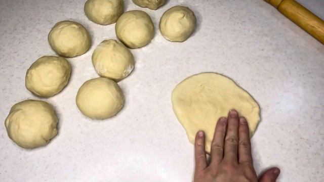 Булочки / Булочки с начинкой / Булочки с вареной сгущен