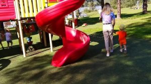 Маленькая Катя развлекается на детской площадке Катя катается с горки Видео для детей