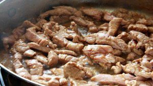 Азиатский салат со свининой и грибами