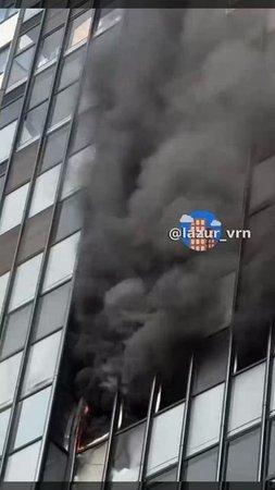 КАДРЫ ПОЖАРА: ещё кадры пожара в ЖК "Лазурный". Горит квартира на 9 этаже по улице Маршала Одинцова.