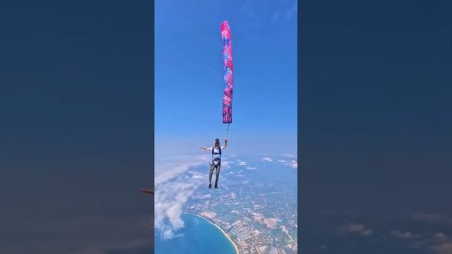 девушка прыгает с парашютом