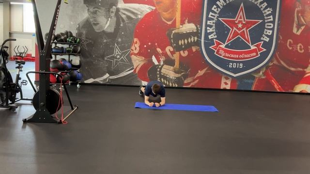 Планка на предплечьях с касанием плеч

(Forearm Plank Shoulder Taps)