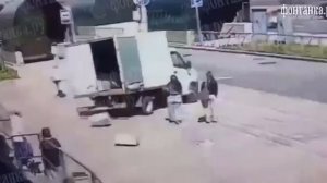 В Питере пьяный прохожий угнал Газель с пивом, но уже через 200 метров врезался в столб и перевер...