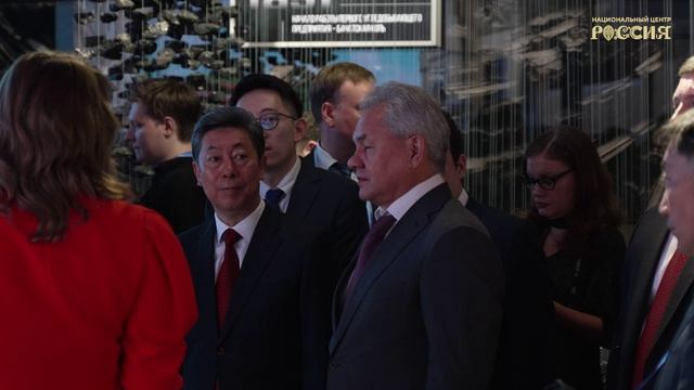 Сергей Шойгу и представители Китая посетили ключевые экспозиции в НЦ «Россия»